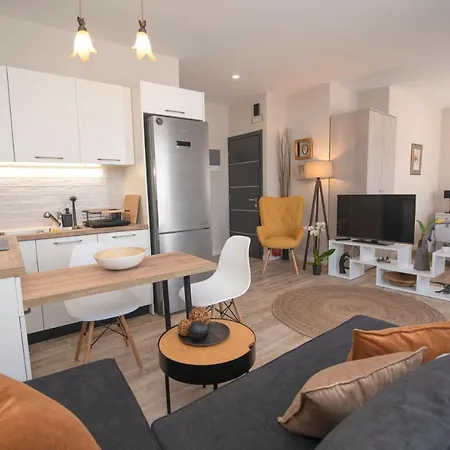 Apartment Chrysalis 2 *